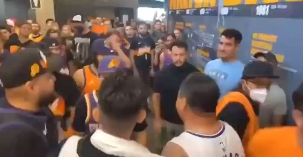  球迷冲突导致比赛中断警方介入调查  