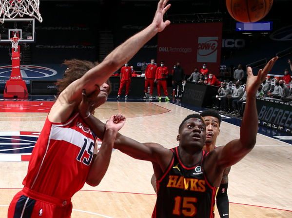  特雷杨52分老鹰加时胜黄蜂  